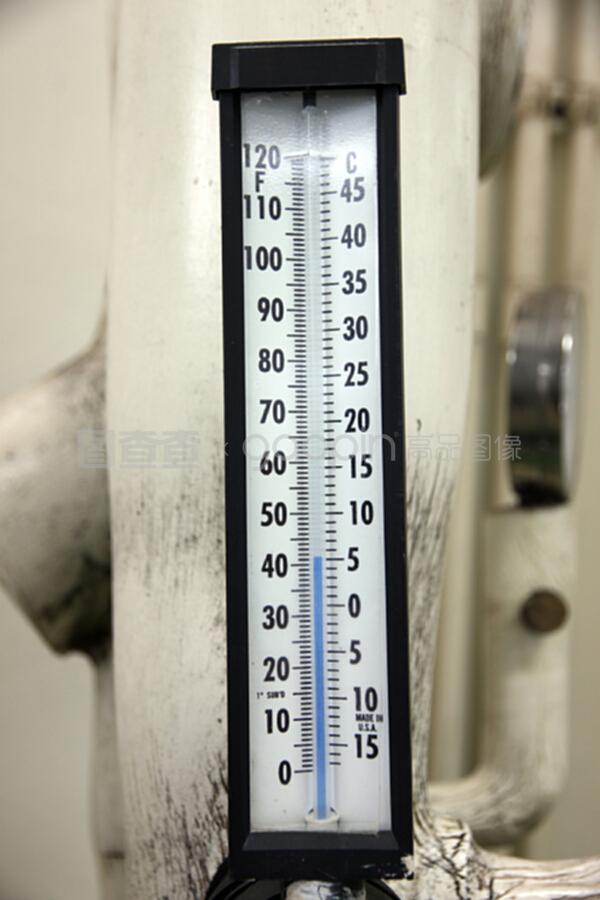 在控制室的温度计。